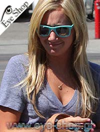  Ashley-Tisdale wearing sunglasses RayBan 2140 Wayfarer