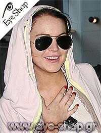  Lindsey Lohan wearing sunglasses RayBan 3025 aviator