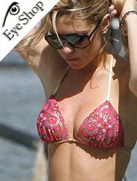  Abigail-Glancy wearing sunglasses RayBan 4125 Cats 5000