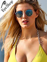 Η Ashley James με γυαλιά ηλίου Rayban model 3447 color 91984E
