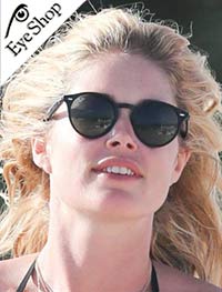  Druzen-Kroes wearing sunglasses Rayban 2180