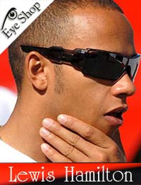  Lewis-Hamilton wearing sunglasses Oakley OIL RIG