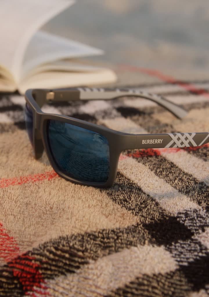 Burberry new collection SS26 — premium acetate frame with heritage details
