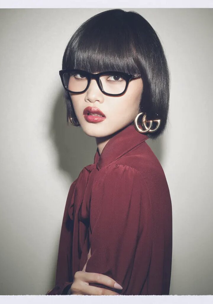 Gucci eyewear — black cat-eye frame with red details, La Famiglia 2026, Eye-Shop