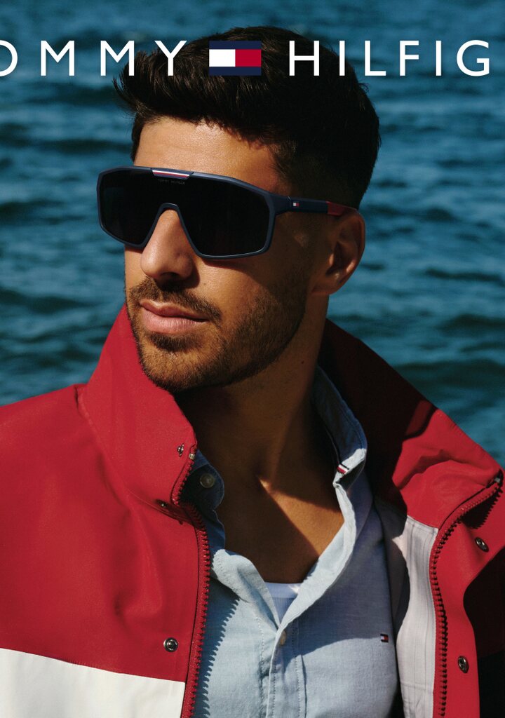 Tommy Hilfiger TH 2357S καμπάνια — σπορ γυαλιά ηλίου δίπλα στη θάλασσα, Eye-Shop