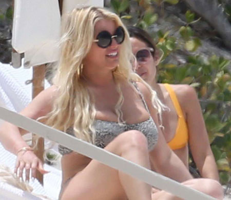 Jessica Simpson wearing Dolce Gabbana sunglasses                                                                                                                                                                                                           — DOLCE-GABBANA