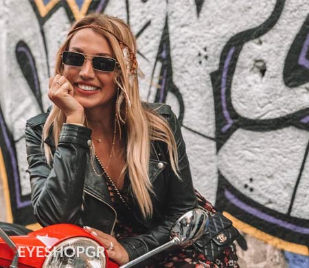 Η Σπυροπουλου με γυαλιά Vogue