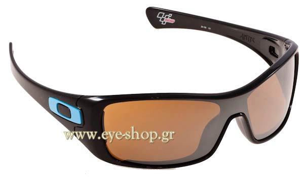  Robert-Kubica wearing sunglasses Oakley ANTIX 9077