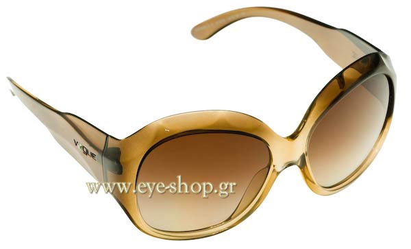  Daria-Werbowy wearing sunglasses Vogue 2565sb