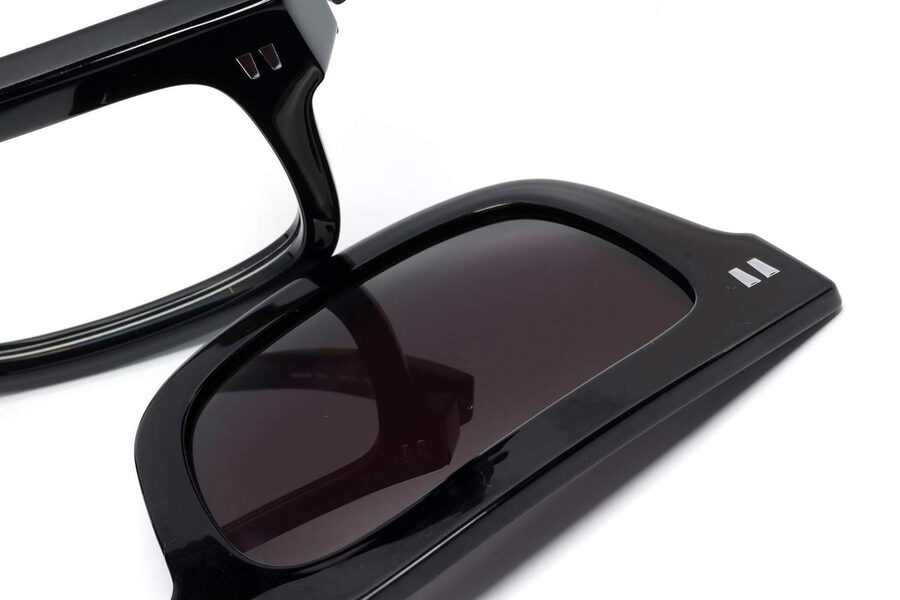 Magnetic sun clip-on - mechanism close up