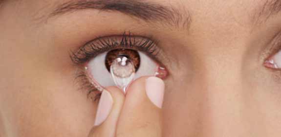 How to take out your contact lenses