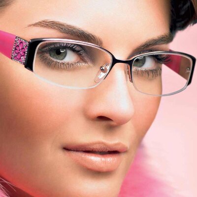7 Bad Habits That Prematurely Age Your Eyes